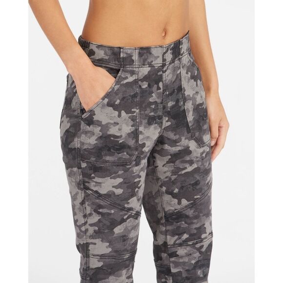 NWT|Spanx Stretch Twill Blackwash Cargo Jogger, SMALL - Picture 3 of 10
